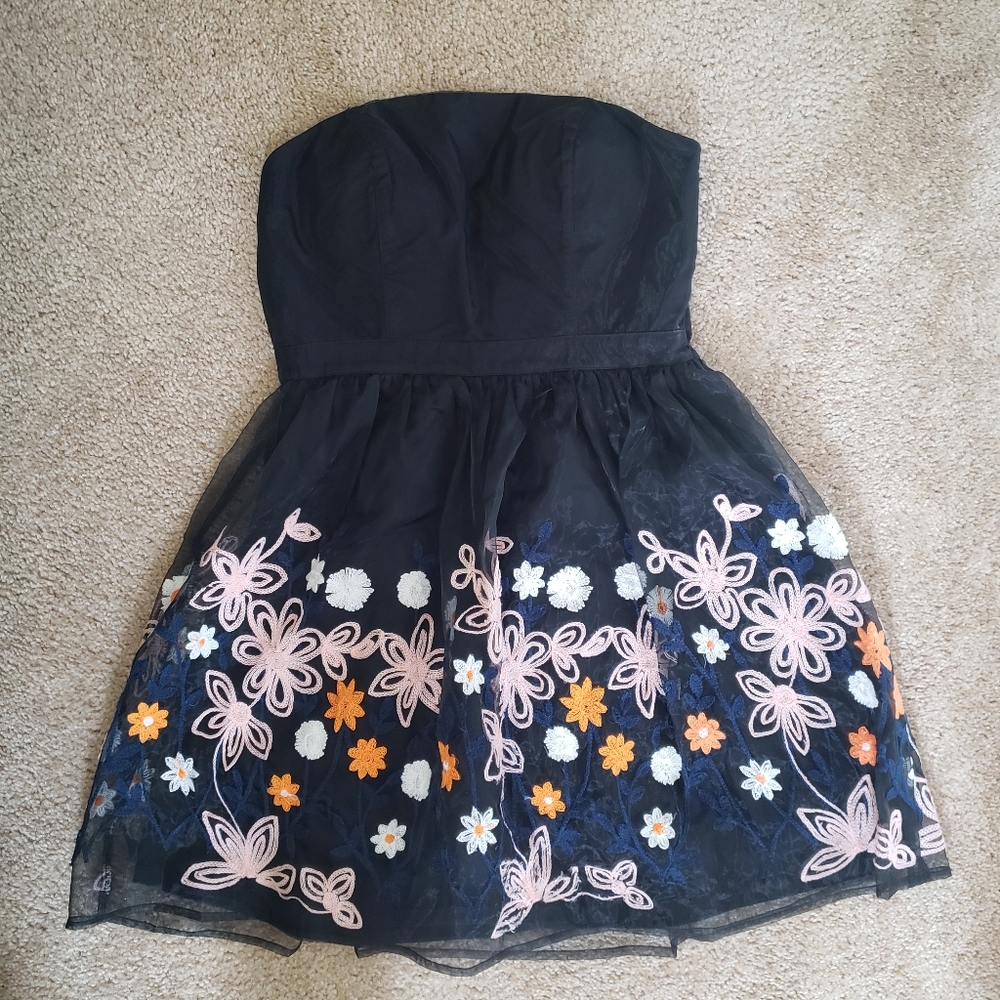 Medium strapless Naranka dress